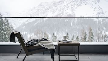 Two-Bedroom Mountain Loft | Roupas de cama premium, frigobar, cofres nos quartos