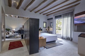 Hochwertige Bettwaren, Minibar, Zimmersafe, individuell eingerichtet