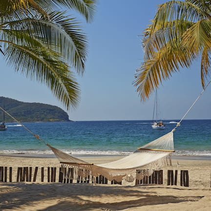 在海滩、沙滩椅、沙滩毛巾