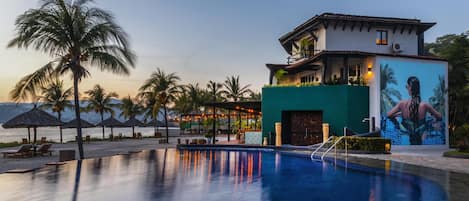 3 piscinas al aire libre, sombrillas, sillones reclinables de piscina