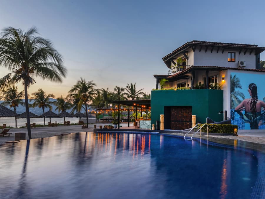 3 outdoor pools, pool umbrellas, pool loungers