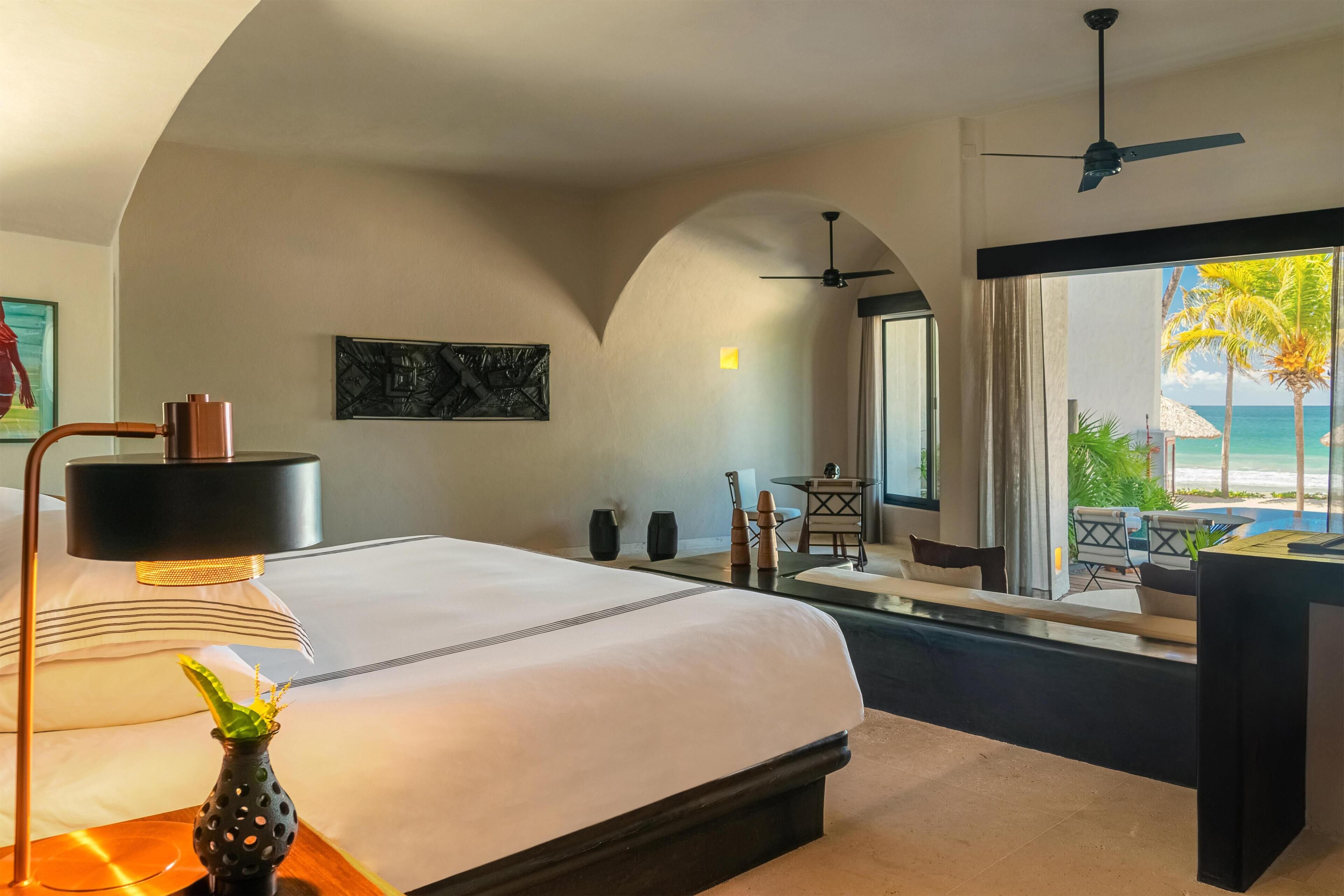 Suite, 2 chambres, en front de plage | 1 chambre, literie de qualité supérieure, minibar