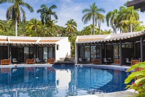 Suite (Swim-Up) | Zwembad | 3 buitenzwembaden, parasols bij het zwembad en ligstoelen