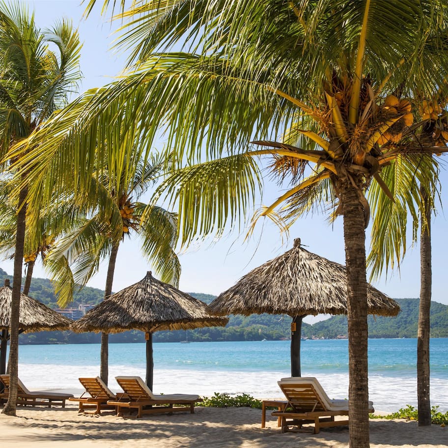 在海滩、沙滩椅、沙滩毛巾