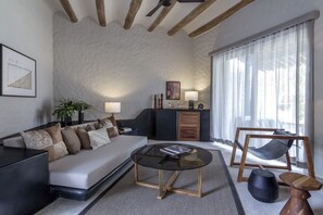 套房, 环礁湖景观 (Plunge Pool) | 1 多间卧室、高档床上用品、迷你吧、客房内保险箱