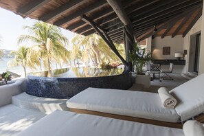 Terrace/patio - Thompson Zihuatanejo, A Beach Resort, by Hyatt (Zihuatanejo)