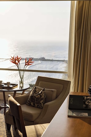 Ocean View Deluxe Junior Suite | 1 室のベッドルーム、羽毛の掛け布団、ミニバー、セーフティボックス (室内)