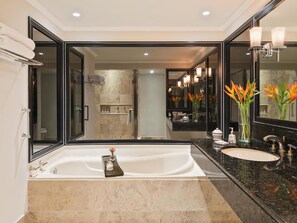 Separate tub and shower, rainfall showerhead, free toiletries - Miraflores Park, A Belmond Hotel, Lima (Lima)