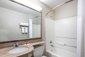 Combined shower/tub, free toiletries, hair dryer, towels - Microtel Inn & Suites by Wyndham Atlanta/Buckhead Area (Atlanta)