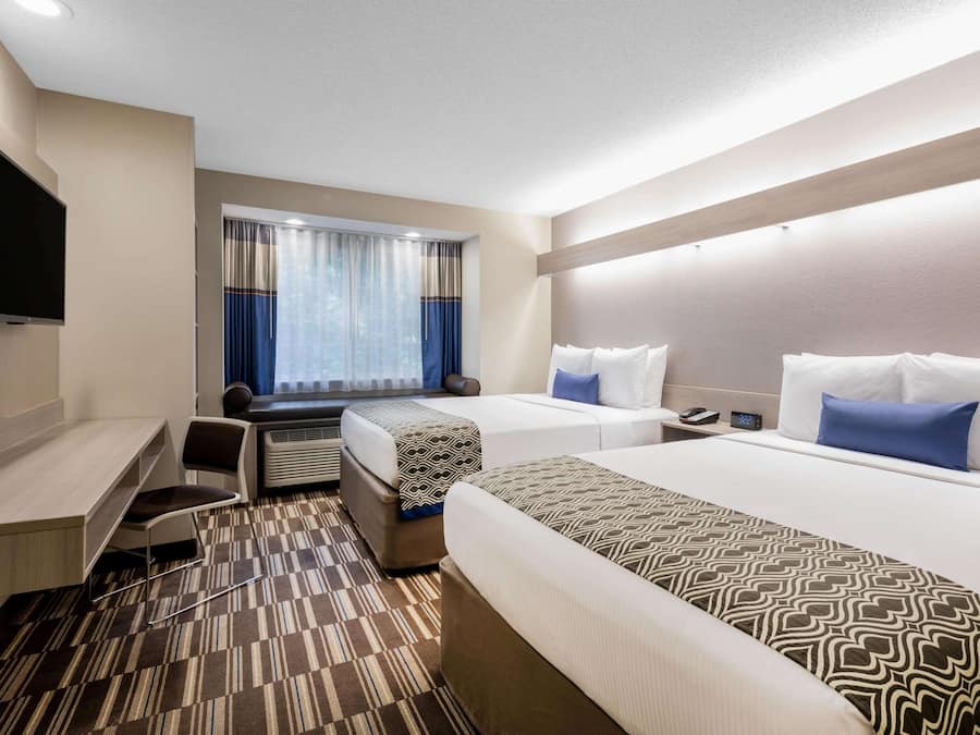 Pillowtop-bedden, een bureau, een laptopwerkplek