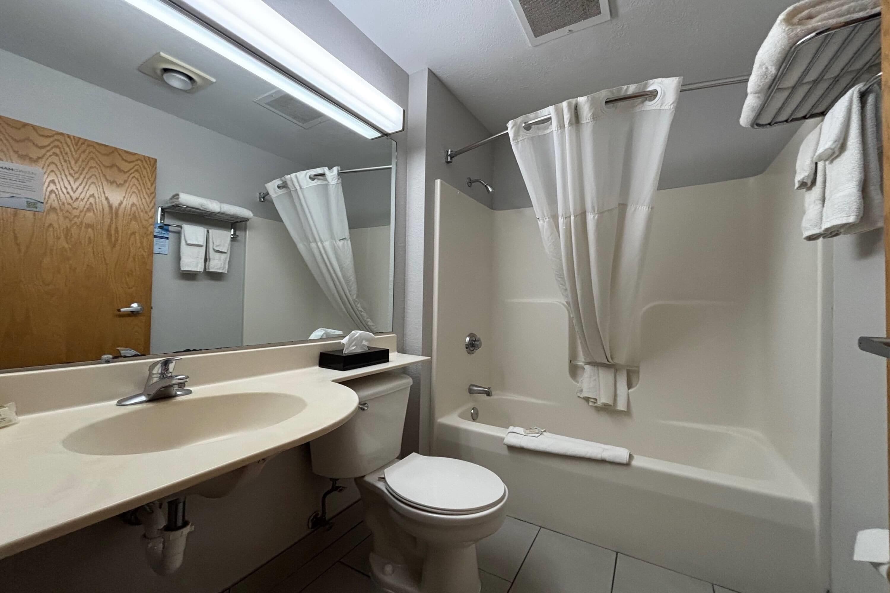 Un baño con lavabo, inodoro y bañera.