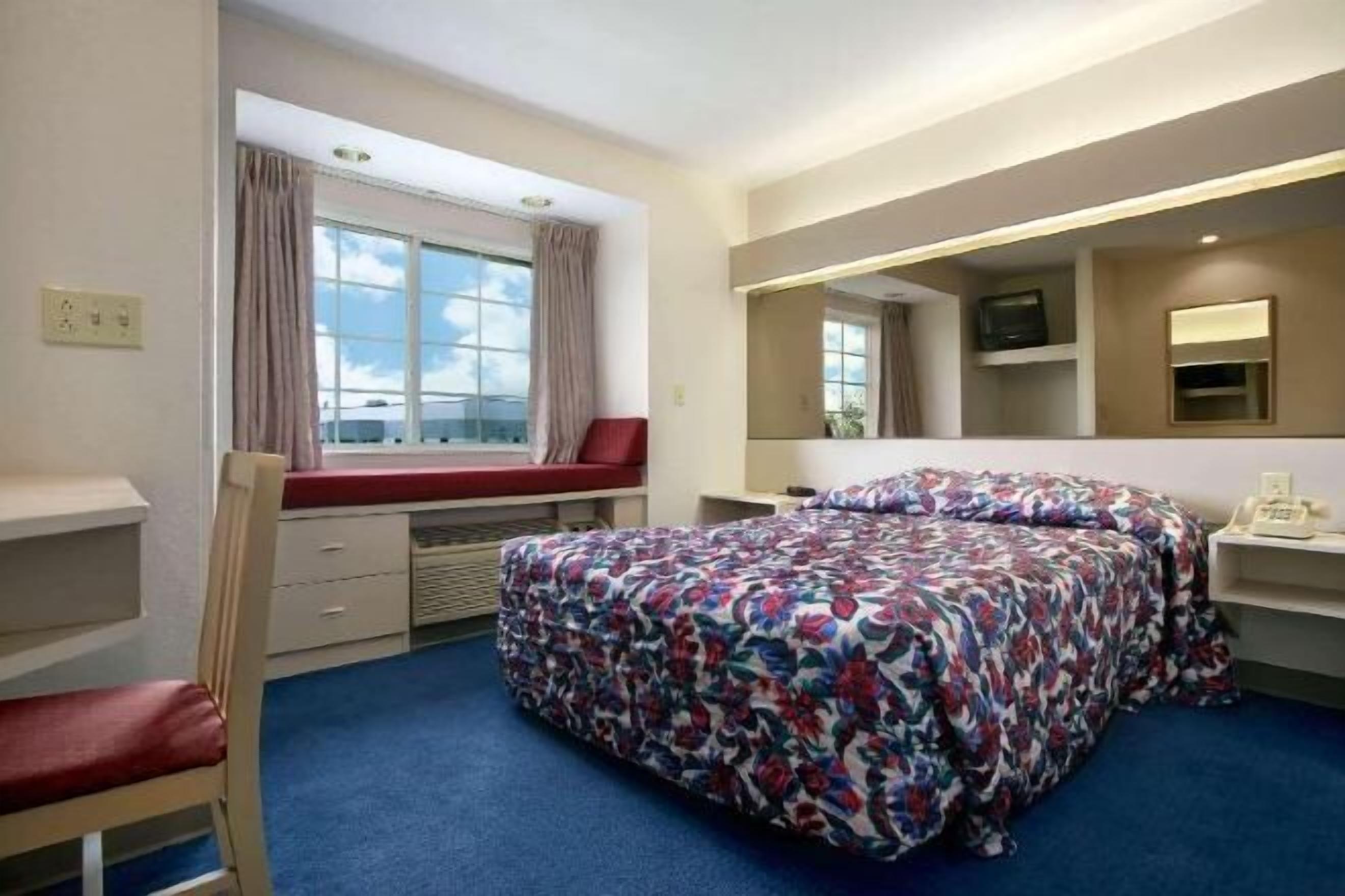 Skrivebord, skrivebord for bærbar PC og blendingsgardiner