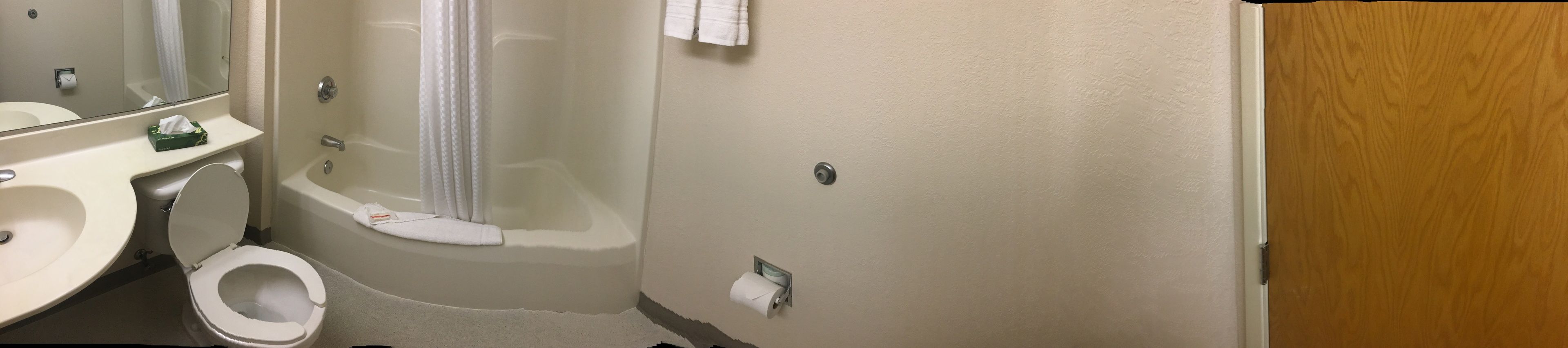 Un baño con inodoro, lavamanos y bañera.