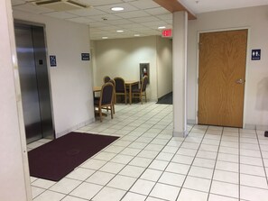 Lobby sitting area - Microtel Inn by Wyndham Champaign (Champaign)