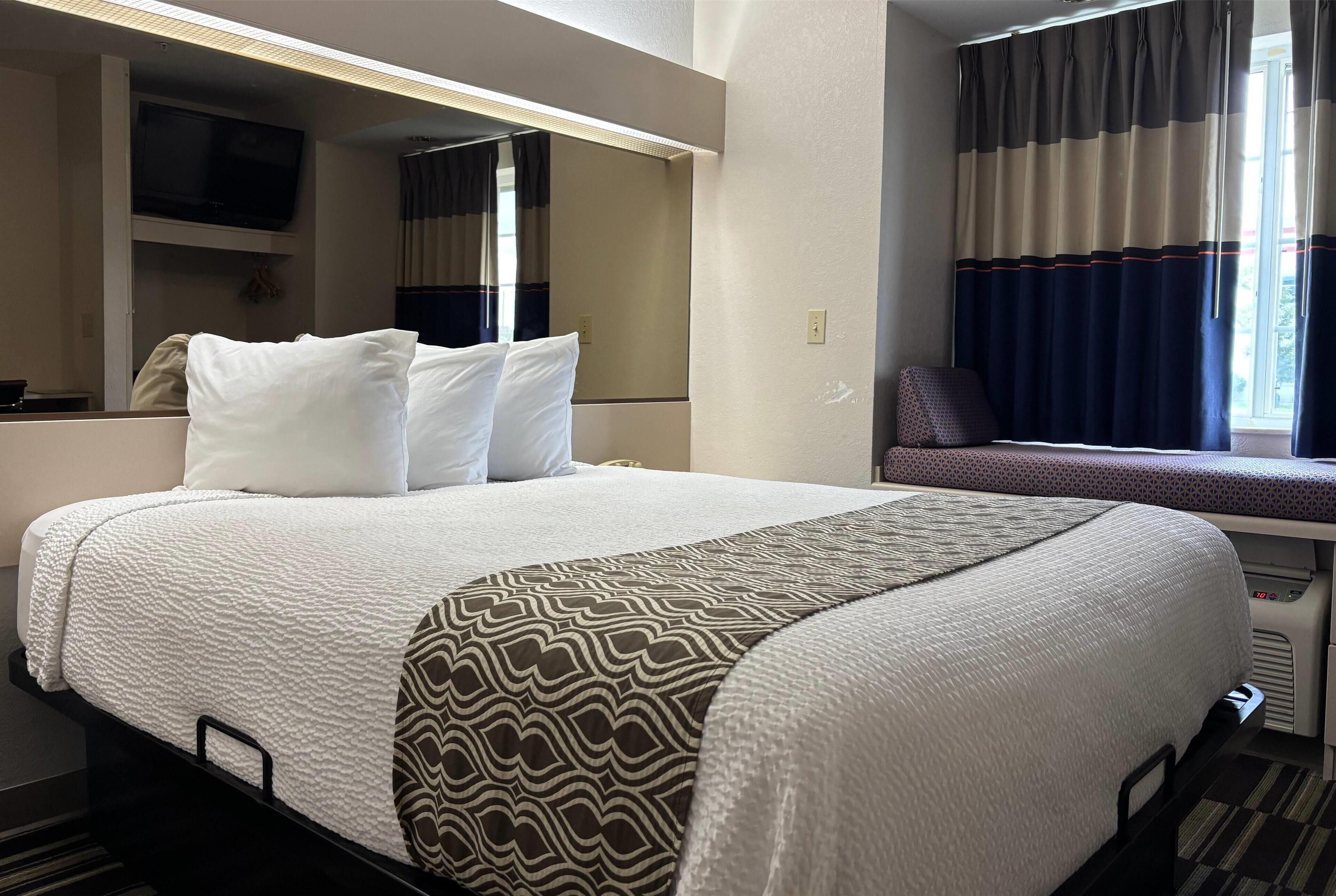 Een bureau, een laptopwerkplek, verduisterende gordijnen, gratis wifi