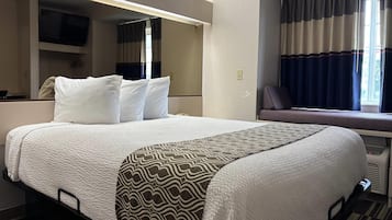 Een bureau, een laptopwerkplek, verduisterende gordijnen, gratis wifi