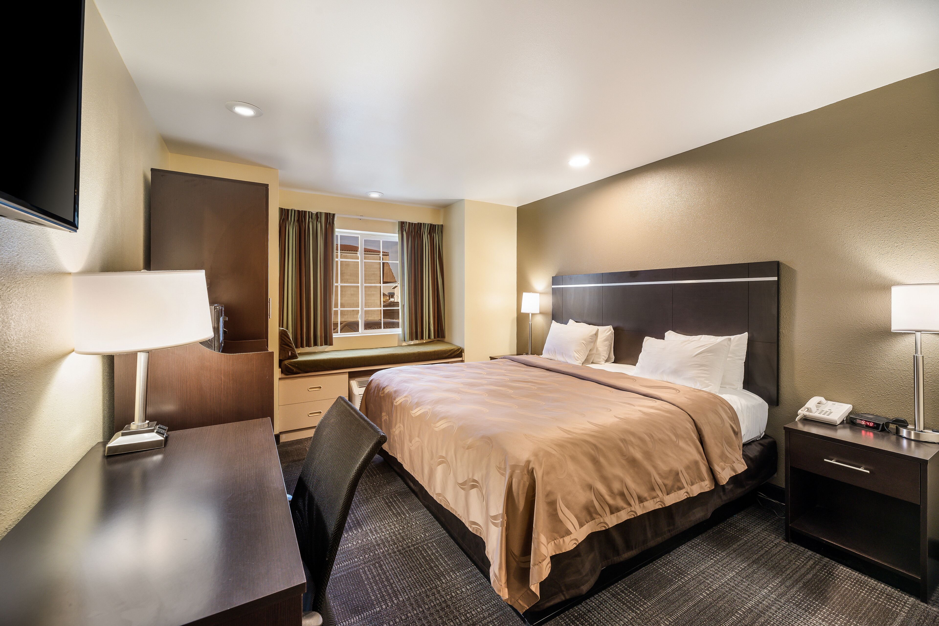 Suite, 1 Tempat Tidur King dengan tempat tidur Sofa, Bebas Asap Rokok | Meja kerja, tirai kedap cahaya, setrika/meja setrika, dan Wi-Fi gratis