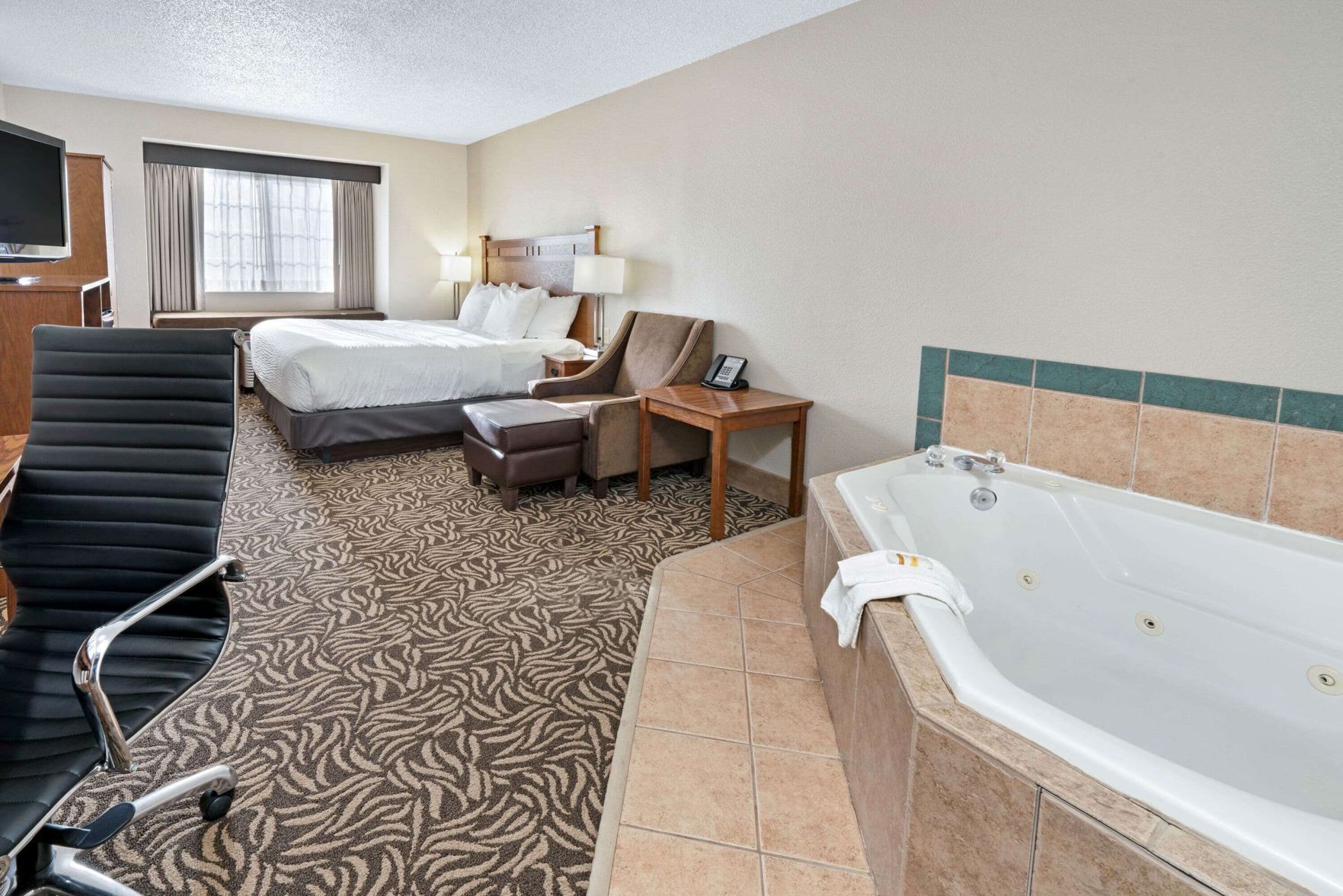 Premium bedding, in-room safe, desk, blackout curtains
