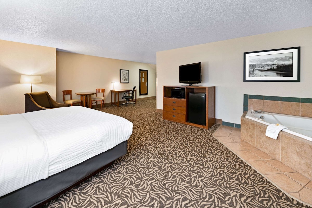 suite, 1 king bed, non smoking (creek view) | premium bedding, in-room safe, desk, blackout curtains