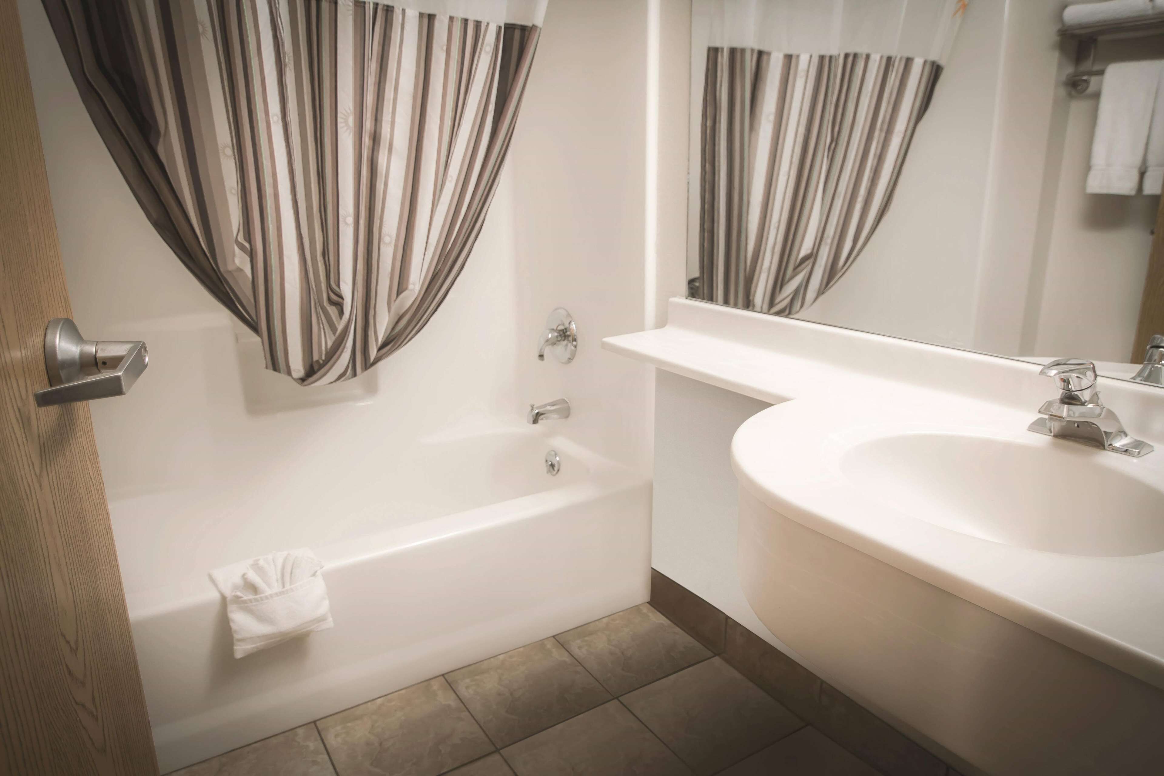 combined shower/bathtub, free toiletries, hair dryer, towels