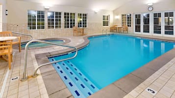 Innenpool, geöffnet von 10:00 Uhr bis 22:00 Uhr, Liegestühle