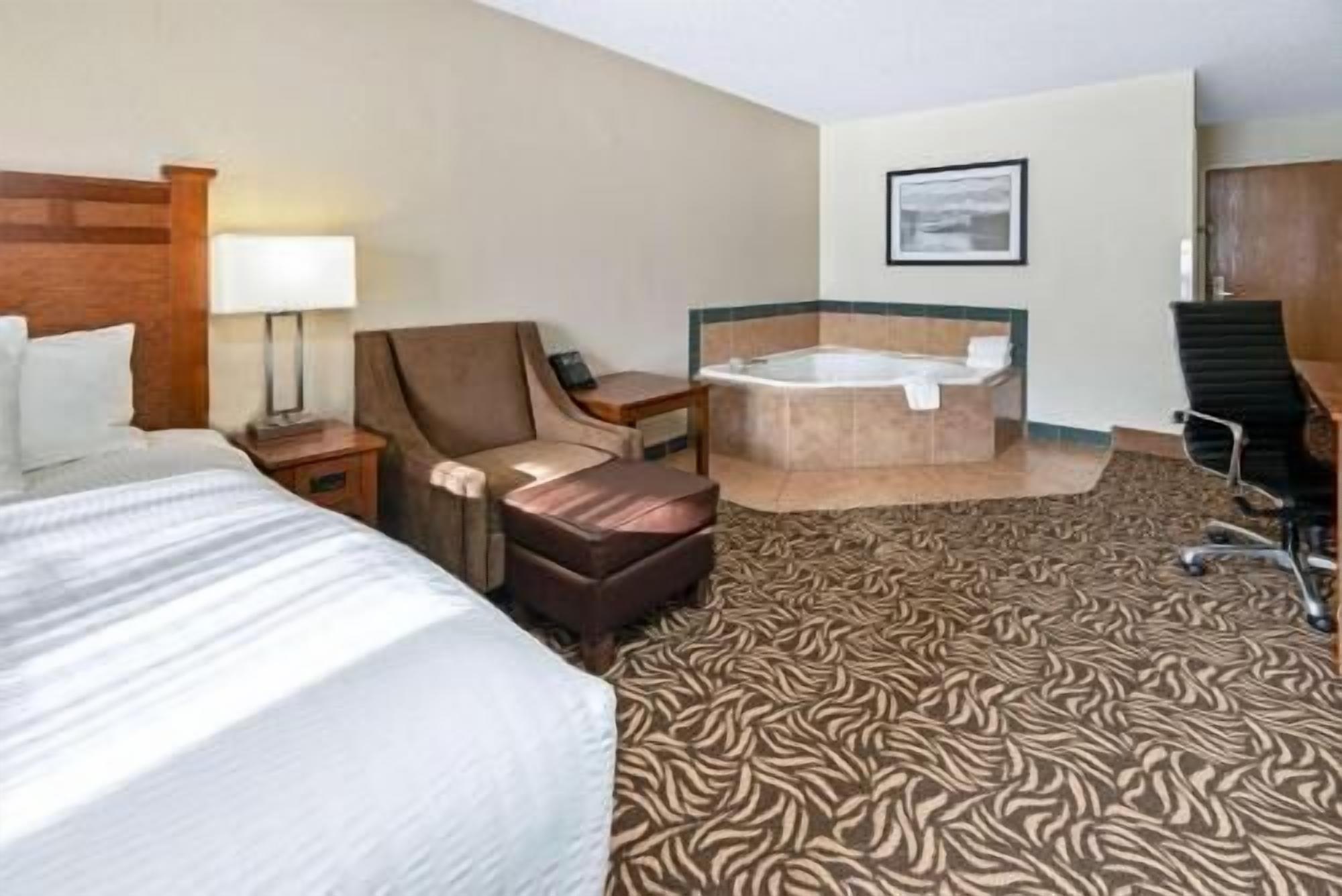 Premium bedding, in-room safe, desk, blackout curtains