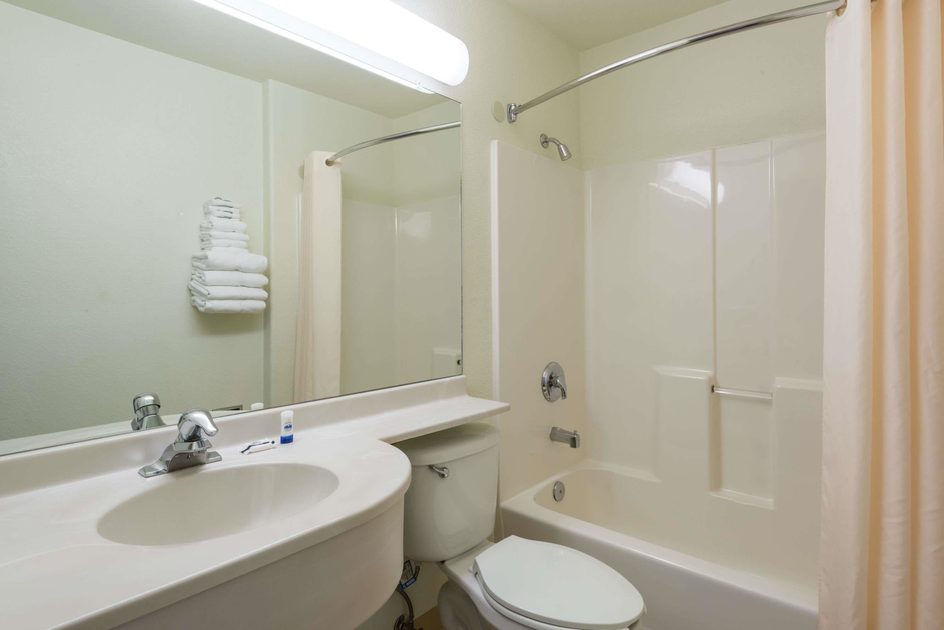 Ein Badezimmer mit Waschbecken, Toilette und Badewanne.