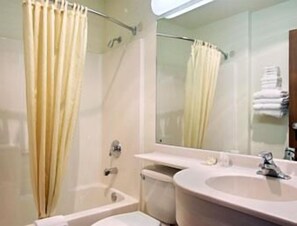 Kombinasi shower/bathtub, pengering rambut,  dan handuk