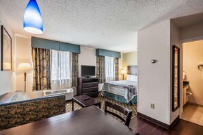 1 habitación, escritorio y espacio para trabajar con laptop