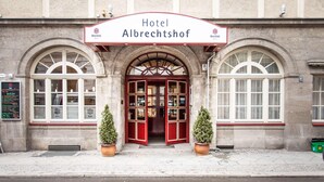 L’entrée d’un hôtel, avec une enseigne indiquant « Hôtel Albrechtshof Berlin ».