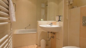 Une salle de bain avec une baignoire, un lavabo et des toilettes.