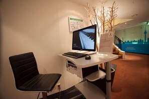 Un espacio de oficina moderno con escritorio, computadora y silla.