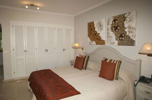 Minibar, in-room safe, individually furnished, desk - Hotel San Roque (San Roque)