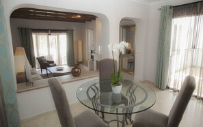 TV, fireplace - Hotel San Roque (San Roque)