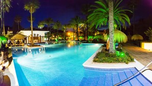 Outdoor pool, pool umbrellas, sun loungers - Hotel San Roque (San Roque)