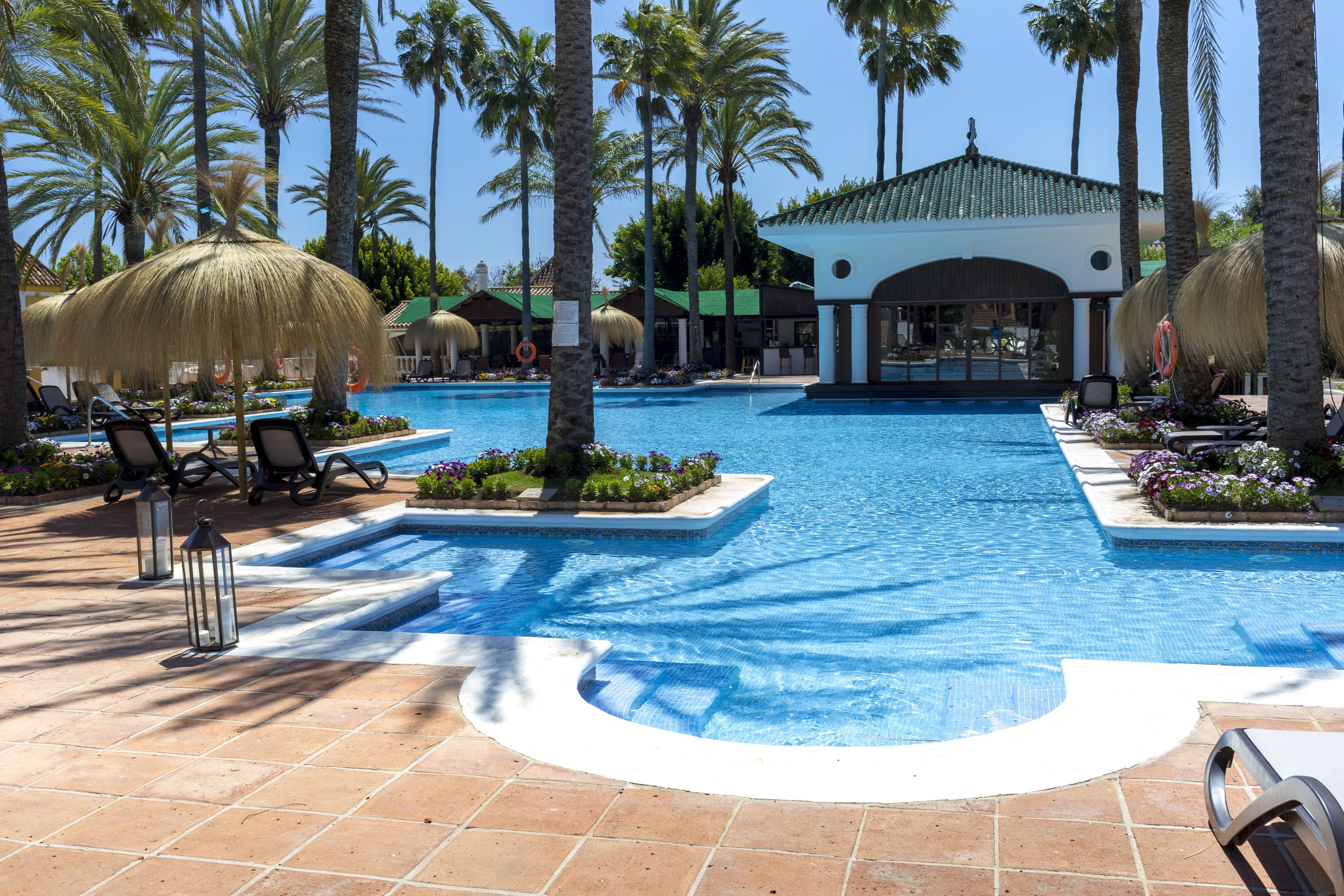 Piscine extérieure, parasols de plage, chaises longues