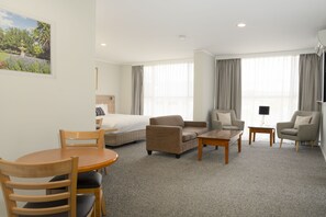 行政客房 (Spa) | 起居区 | 平板电视、DVD 播放器