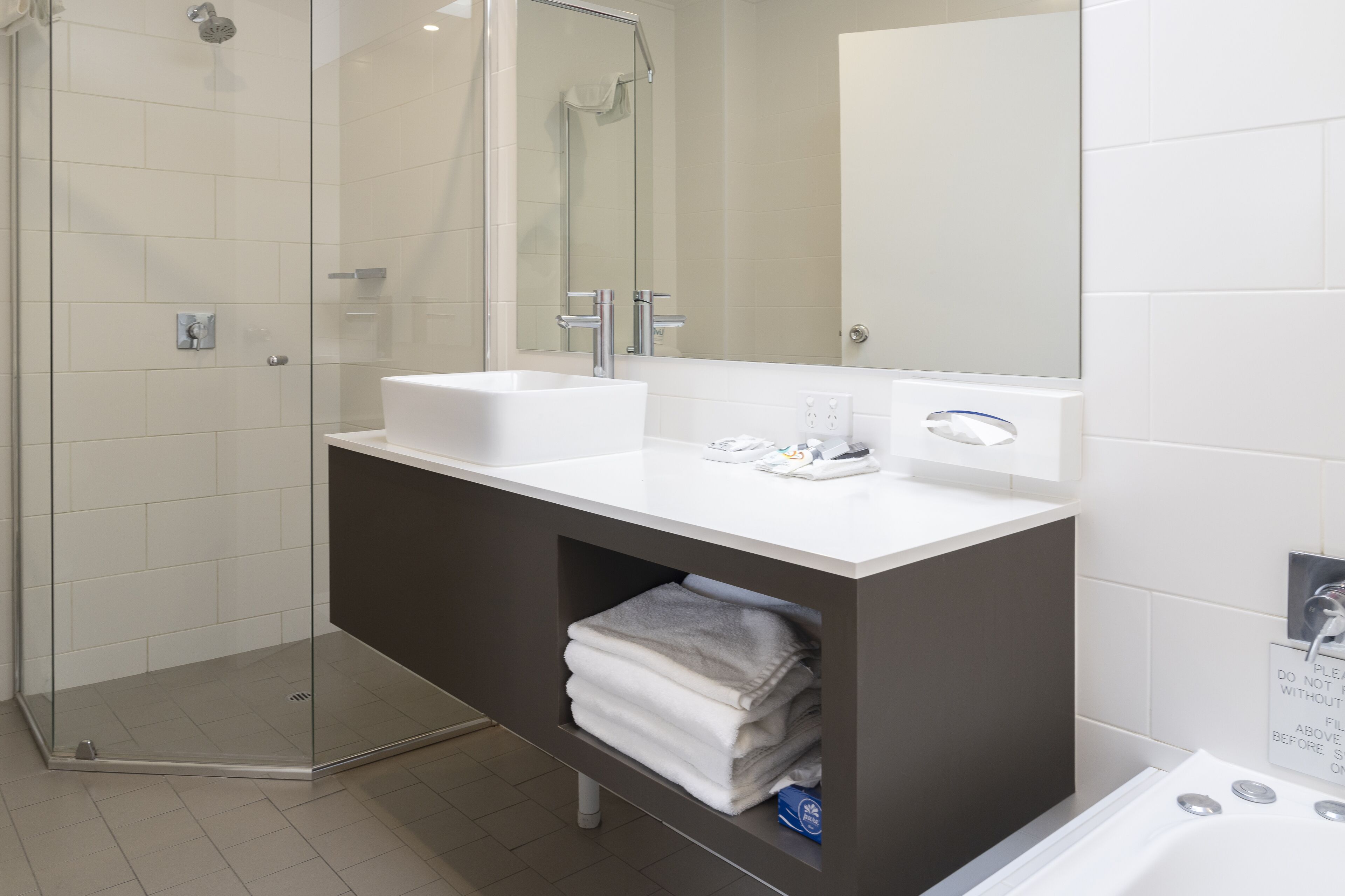 Executive Room (Spa) | Bathroom | Shower, hair dryer, towels