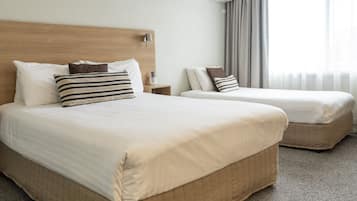 Chambre Deluxe avec lits jumeaux | Couette en duvet d'oie, matelas Select Comfort, bureau