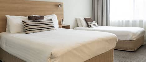 Chambre Deluxe avec lits jumeaux | Couette en duvet, lit avec matelas Select Comfort, bureau