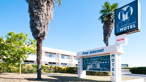 A motel sign with a Free Internet sign and a Posthouse Restaurant sign. - Posthouse MotorLodge (Goulburn)