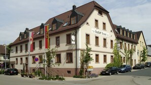 Un bâtiment traditionnel sur lequel on peut lire l’inscription « Gasthof Grone ».