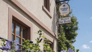 Un bâtiment sur lequel on peut lire les inscriptions « Lanchburger Saftbrau » et « Gasthof zur Reune ».
