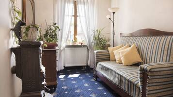 Allergivenligt sengetøj, pengeskab på værelset, skrivebord