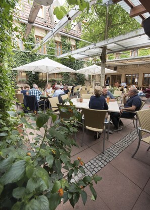 Serveert diner, regionale gerechten, openlucht dineren 