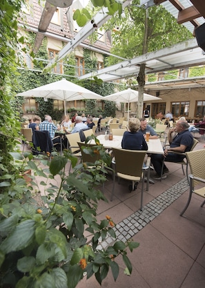 Dinner served, Regional cuisine, al fresco dining 