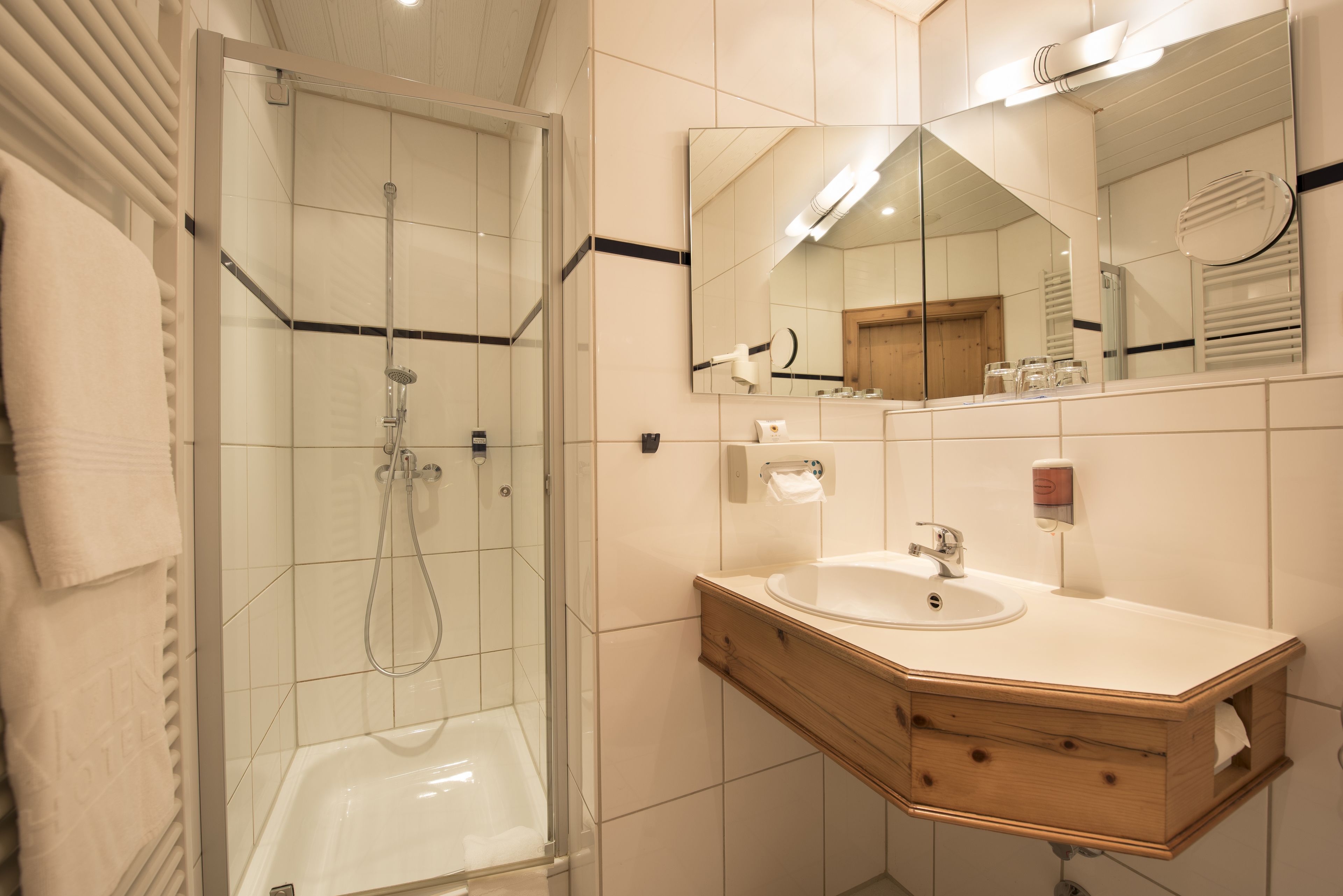 comfort quadruple room, 1 bedroom | bathroom shower