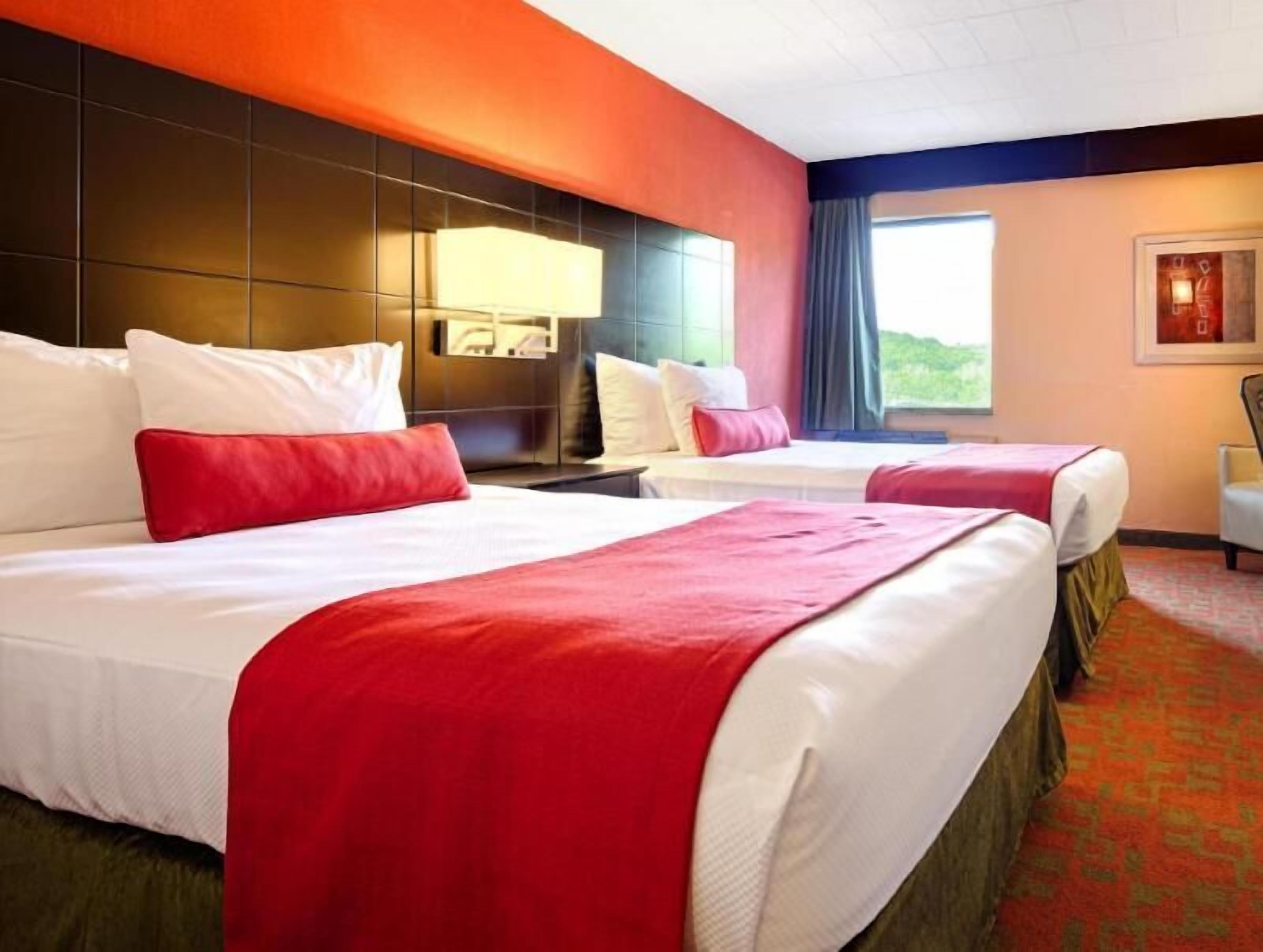 Een kluis op de kamer, een laptopwerkplek, verduisterende gordijnen