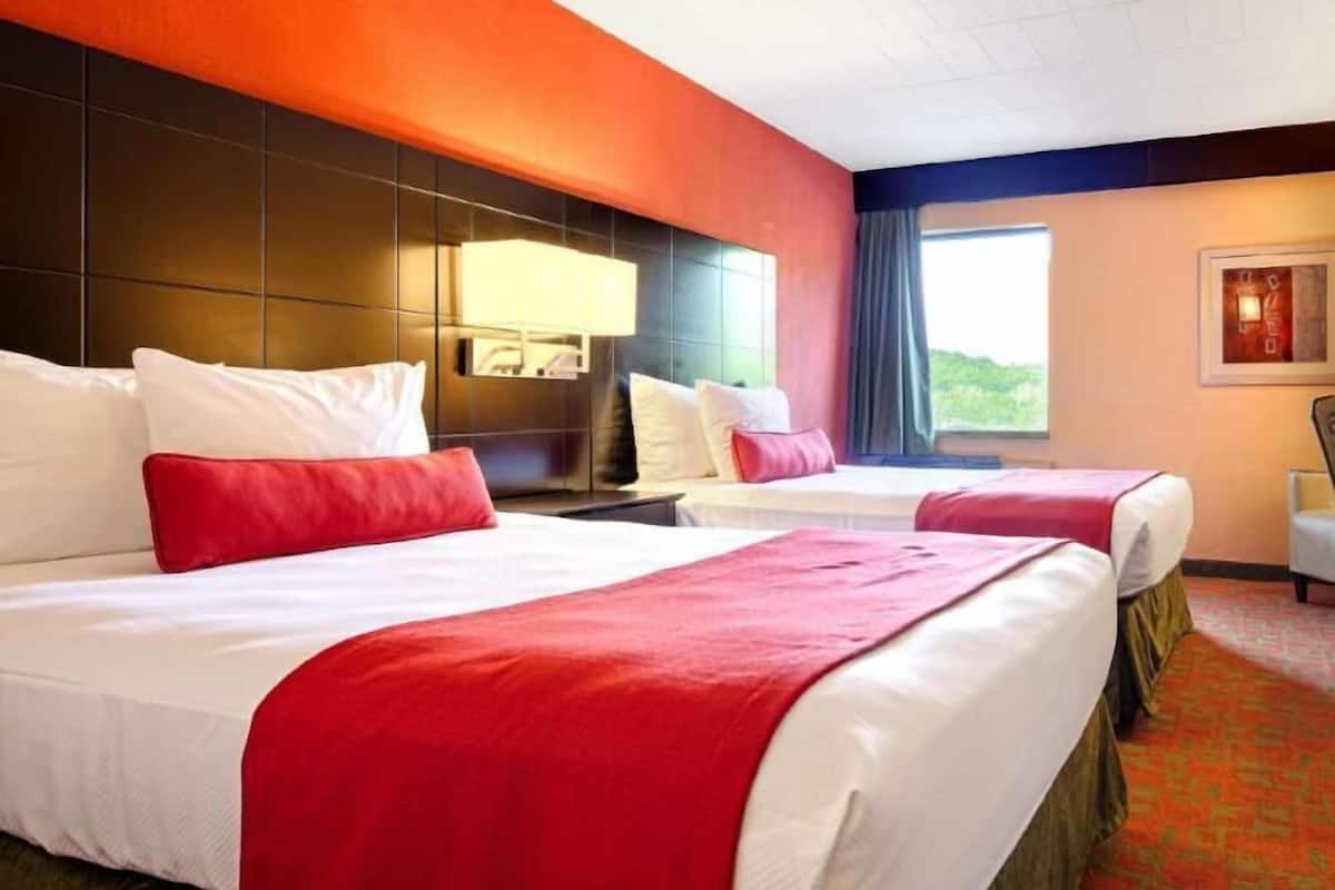 In-room safe, laptop workspace, blackout drapes, iron/ironing board