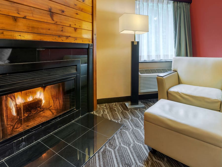 Safe på rommet, skrivebord for bærbar PC og blendingsgardiner